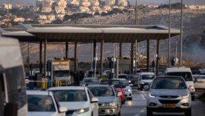 Vehicles at the az-Za'ayyem checkpoint near Ma'ale Adumim in the Judean Desert, Nov. 25, 2020. Photo by Yonatan Sindel/Flash90.