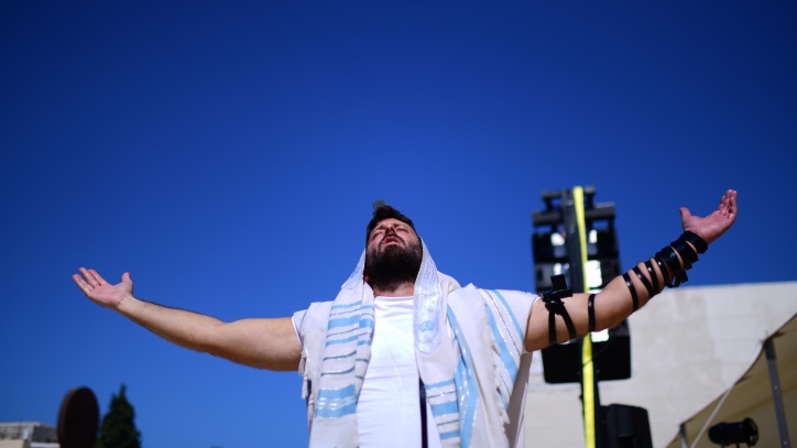 A Jewish man prays in Tel Aviv. Photo by Tomer Neuberg/Flash90