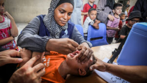 UN health workers administer polio vaccines to children in Gaza. Photo by Abed Rahim Khatib/Flash90