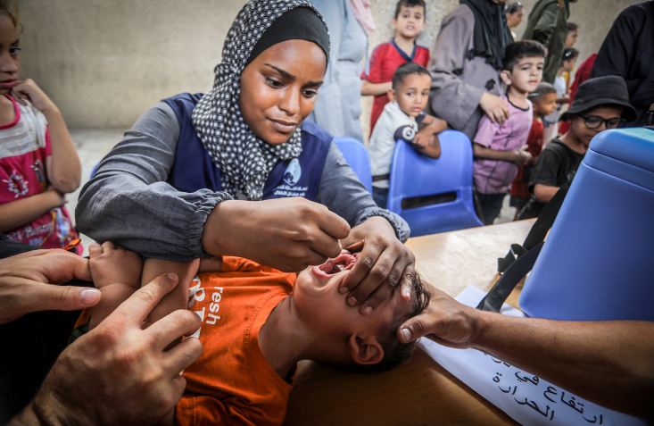 UN health workers administer polio vaccines to children in Gaza. Photo by Abed Rahim Khatib/Flash90