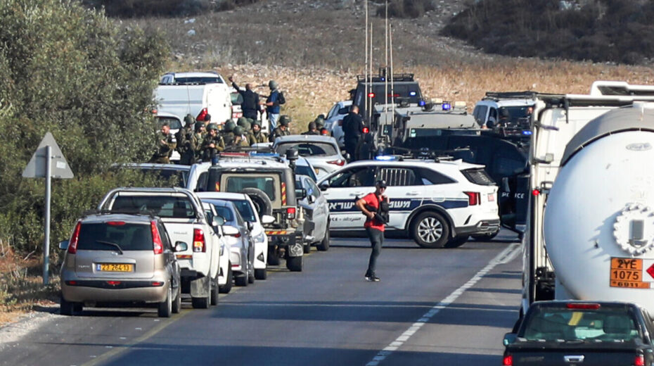 Israeli security forces stand guard at the scene of a shooting attack, near Tarqumiyah, in Judea, Sept. 1, 2024. Photo by Wisam Hashlamoun/Flash90.