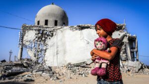 A Palestinian girl in front of a destroyed mosque in the southern Gaza Strip. Photo: Abed Rahim Khatib/Flash90