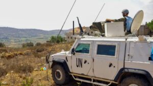 A soldier of the United Nations Interim Force in Lebanon (UNIFIL) stands guard in the Marjayoun area, opposite the Lebanese city of Khiyam and the Israeli town of Metula, near the Lebanese-Israeli border in southern Lebanon, on August 27, 2024. Photo: EPA-EFE/STR