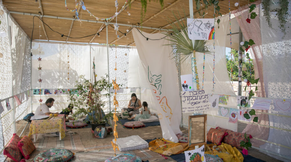A sukkah in HaMesila Park in Tel Aviv, October 20, 2024. Photo by Miriam Alster/Flash90