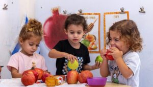 Jewish children learn about Rosh Hashanah. Photo: Yossi Aloni/Flash90