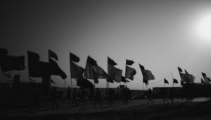 Shiites with flags on the way to the city of Karbala as part of the ritual visit to the memorial of Imam Hussein bin Ali. Photo: Shutterstock.