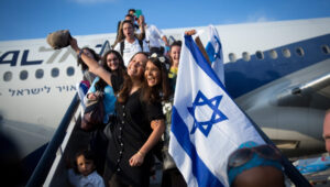 Jewish immigrants arrive from North America. Photo by Miriam Alster/Flash90