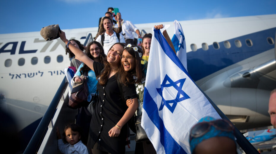 Jewish immigrants arrive from North America. Photo by Miriam Alster/Flash90