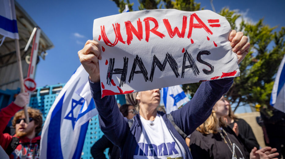 Protest in front of the UNRWA office in Jerusalem, March 2024 | Photo: Yonatan Sindel/Flash90