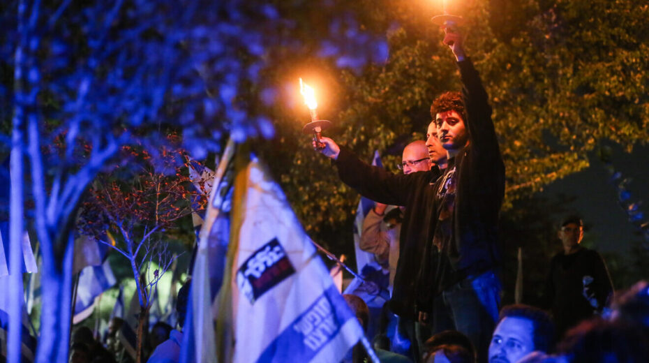 Israelis protest against Israeli Prime Minister Benjamin Netanyahu's decision to fire Defense Minister Yoav Gallant, near the house of Israeli Prime Minister Benjamin Netanyahu in Caesarea, Nov. 5, 2024. Photo by Tal Gal/Flash90.