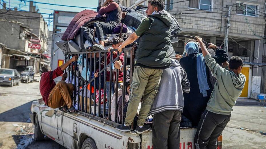 Gazans evacuate Rafah, in the southern Gaza Strip, May 8, 2024. Photo by Abed Rahim Khatib/Flash90.