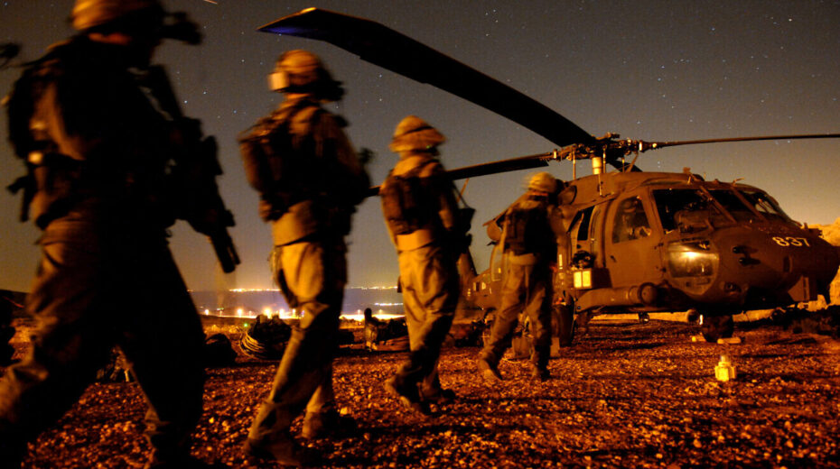 Israeli soldiers advance towards a helicopter during the Second Lebanon War, Aug. 12, 2006. Photo by Abir Sultan/Flash90.
