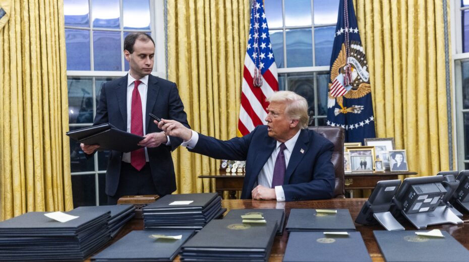 US President Donald Trump in the Oval Office of the White House in Washington, DC, on January 20, 2025. EPA-EFE/JIM LO SCALZO / POOL