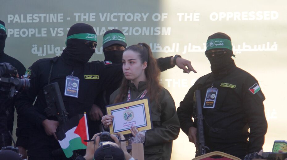 Israeli hostage Agam Berger stands on a stage between armed terrorists during her release on January 30, 2025 in the Jabaliya neighborhood in northern Gaza. Photo: EPA-EFE/MAHMOUD ZAKI