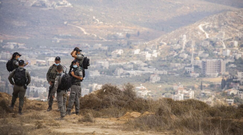 Israeli Border Police officers near Yitzhar, where illegal structures were demolished, Aug.12, 2020. Photo by Sraya Diamant/Flash90.