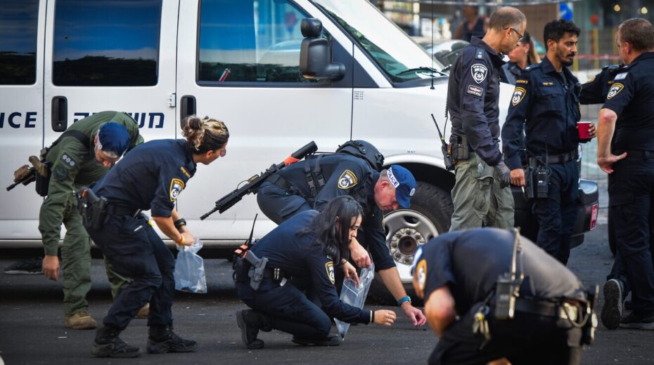 Security personnel at the scene of a drone attack in Tel Aviv, July 19, 2024. Photo by Avshalom Sassoni/Flash90.