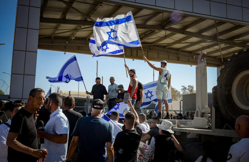 Israelis protest outside the Sde Teiman detention center over the treatment of captured Hamas terrorists. Photo by Dudu Greenspan/Flash90