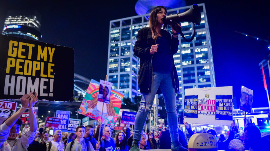 Demonstrators protest for the release of Israeli hostages held in the Gaza Strip, in front of the Hakirya base in Tel Aviv on January 15, 2025. Photo: Avshalom Sassoni/Flash90.