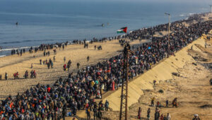 Palestinians return to their homes in the northern Gaza Strip via the seaside Rashid Street in the western Gaza Strip, as part of the ceasefire agreement. Photo by Abed Rahim Khatib/Flash90