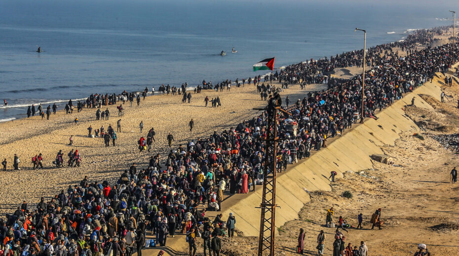 Palestinians return to their homes in the northern Gaza Strip via the seaside Rashid Street in the western Gaza Strip, as part of the ceasefire agreement. Photo by Abed Rahim Khatib/Flash90