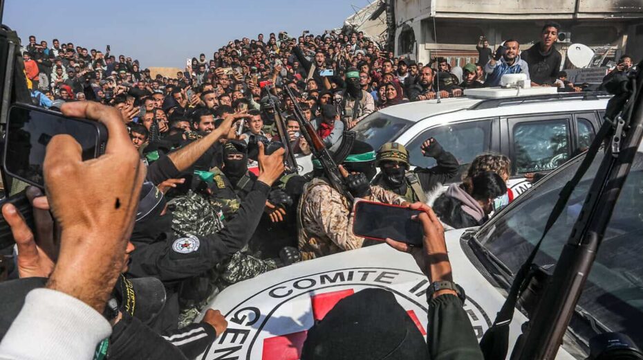 Hamas, Islamic Jihad and thousands of Gazans seen outside the house of Yahya Sinwar in Khan Younis, where Israel hostages Arbel Yehud and Gadi Mozes, along with five Thai hostages, were released to the Red Cross on Jan. 30, 2025. Photo by Abed Rahim Khaatib/Flash90