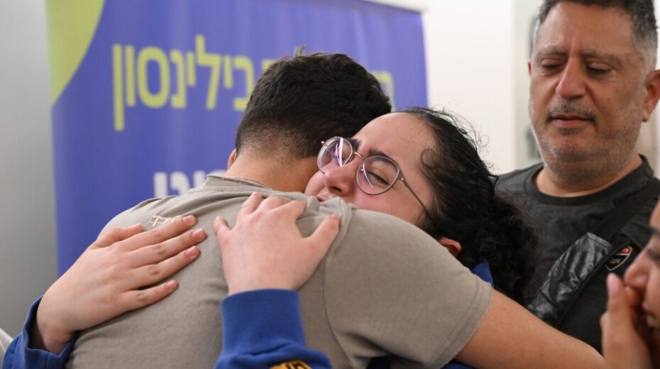 Liri Albag reunites with her brother and father, Eli Albag (right), after being freed from Hamas captivity in Gaza. Credit: Haim Tzach/GPO