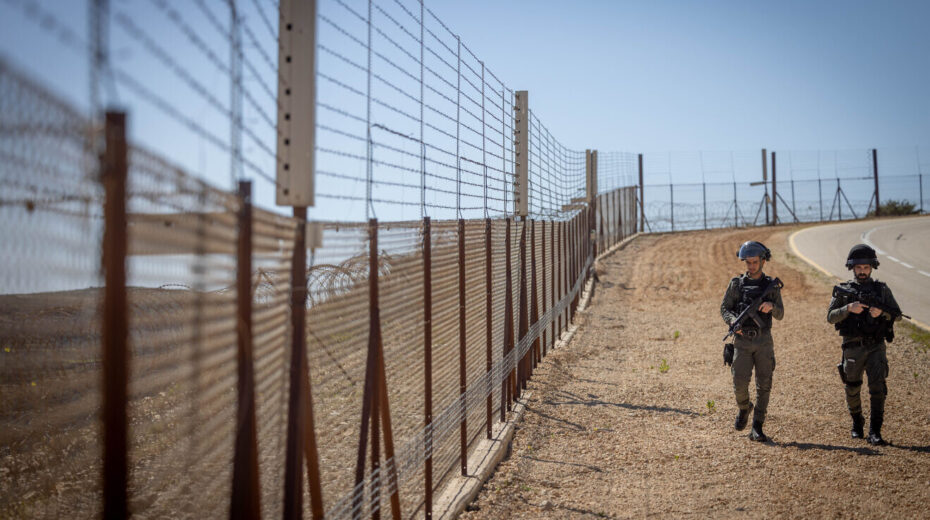 Israel Border Police officers patrol the security fence near Beit Iksa in Judea, March 12, 2024. Photo by Chaim Goldberg/Flash90.