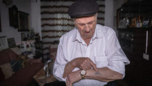 Portrait of Dov Landau, a 97-year-old Holocaust survivor, in his home in Tel Aviv, October 14, 2024. Photo by Chaim Goldberg/Flash90