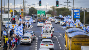 People pay their last respects to the four Israeli hostages as they leave the southern Israeli city of Ashkelon in a convoy on February 20, 2025. Photo: Liron Moldovan/Flash90