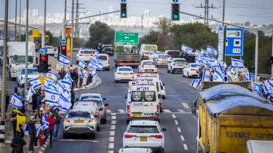 People pay their last respects to the four Israeli hostages as they leave the southern Israeli city of Ashkelon in a convoy on February 20, 2025. Photo: Liron Moldovan/Flash90