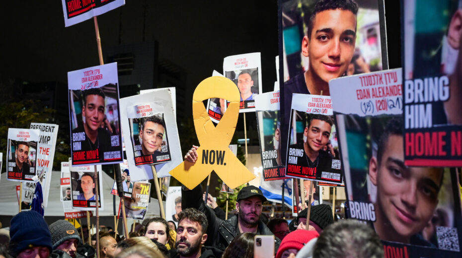 Protesters at the "Hostage Square" in Tel Aviv, February 22, 2025, during a rally calling for the release of Israelis held hostage by Hamas terrorists in the Gaza Strip. Photo: Avshalom Sassoni/Flash90