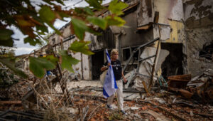 Relatives visit Kibbutz Beeri one year after the massacre. Photo: Yonatan Sindel/Flash90