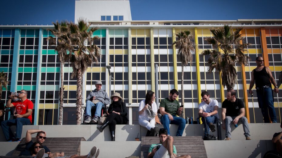 A cozy get-together on Tel Aviv's beach promenade | Photo: Anat Hermoni/Flash90