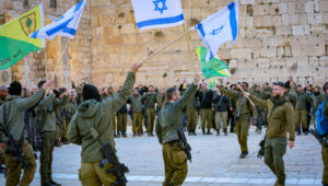 Israeli reservists at the Western Wall after a three-month deployment. Photo: Yossi Zamir/Flash90