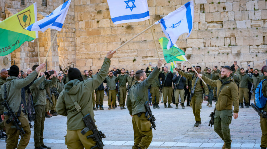 Israeli reservists at the Western Wall after a three-month deployment. Photo: Yossi Zamir/Flash90