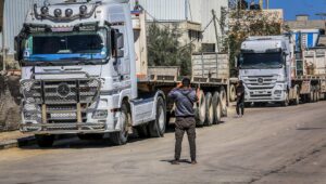 Palestinian trucks parked near the Kerem Shalom crossing in the Gaza Strip after Israel stops aid deliveries on March 2, 2025. Photo by Abed Rahim Khatib/Flash90.