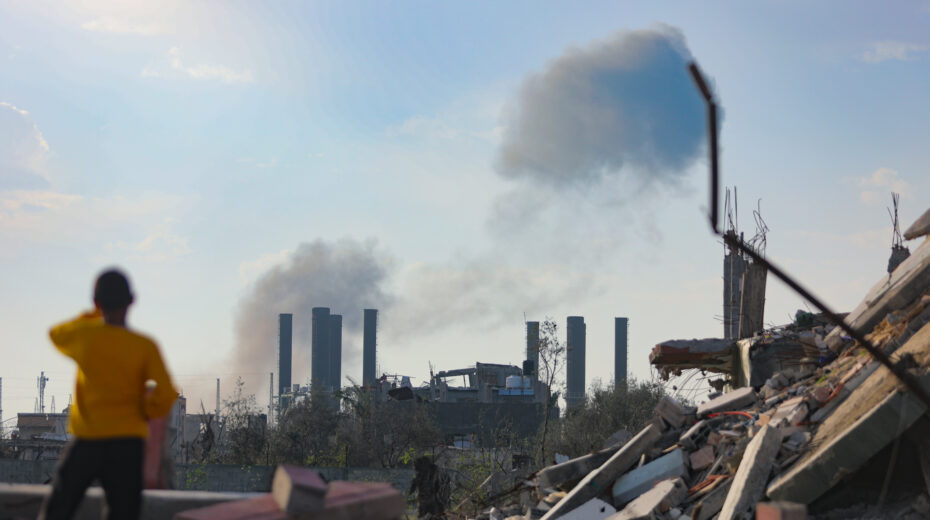 Smoke rises after an Israeli airstrike in Gaza City, March 18, 2025. Photo: Ali Hassan/Flash90