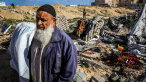 Palestinians inspect the damage caused by an Israeli air strike on Khan Younis. The Israeli army continues its heavy air strikes on Gaza as a means of pressuring Hamas to return to the negotiating table and release the Israeli hostages. Photo by Abed Rahim Khatib/FLASH90