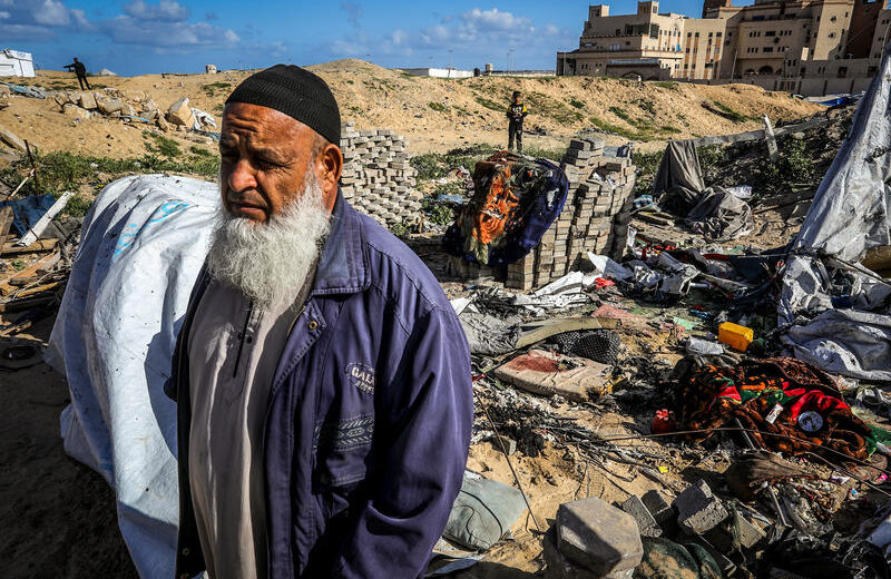 Palestinians inspect the damage caused by an Israeli air strike on Khan Younis. The Israeli army continues its heavy air strikes on Gaza as a means of pressuring Hamas to return to the negotiating table and release the Israeli hostages. Photo by Abed Rahim Khatib/FLASH90