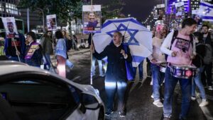 Demonstrators protest for the release of Israeli hostages in the Gaza Strip in front of the Defense Ministry in Tel Aviv, March 19, 2025. Photo: Tomer Neuberg/Flash90