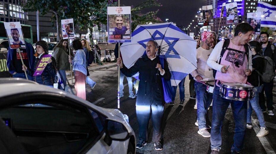 Demonstrators protest for the release of Israeli hostages in the Gaza Strip in front of the Defense Ministry in Tel Aviv, March 19, 2025. Photo: Tomer Neuberg/Flash90
