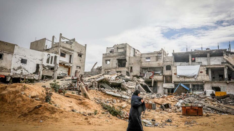 A Palestinian woman walks among wreckage in the city of Khan Yunis in the southern Gaza Strip. Photo by Abed Rahim Khatib/Flash90.