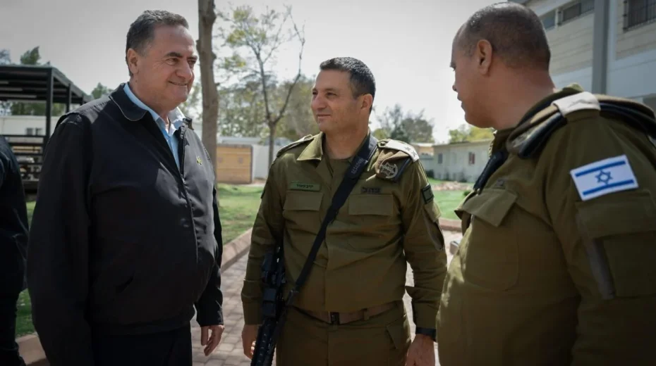 Israeli Defense Minister Israel Katz, left, meets with Southern Command chief Maj. Gen. Yaniv Asor, center, and Deputy IDF Chief of Staff Maj. Gen. Tamir Yadai at the Gaza Division base near Re'im, March 25, 2025. Photo by Shira Keinan/Defense Ministry.