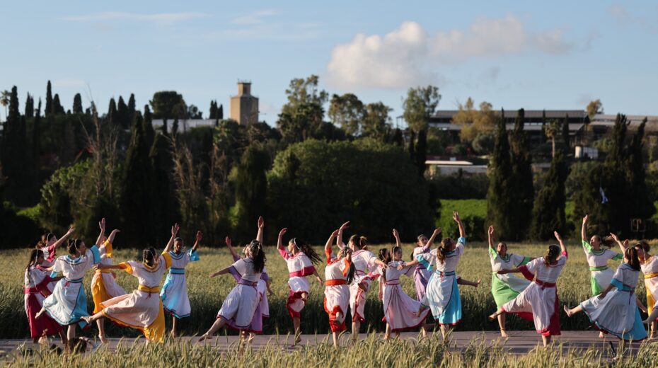Members of Kibbutz Ramat Yohanan, near Haifa in northern Israel, dance in a wheat field during the annual Omer harvest ceremony on April 13, 2025. The ceremony takes place every year after the Passover Seder and marks the beginning of the wheat harvest during the Jewish Passover holiday. Photo: EPA-EFE/ABIR SULTAN