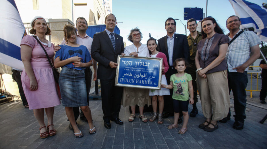 Jerusalem Mayor Nir Barkat unveiled the street sign for the street renamed Zvulun Hammer in 2013. Photo: Flash90