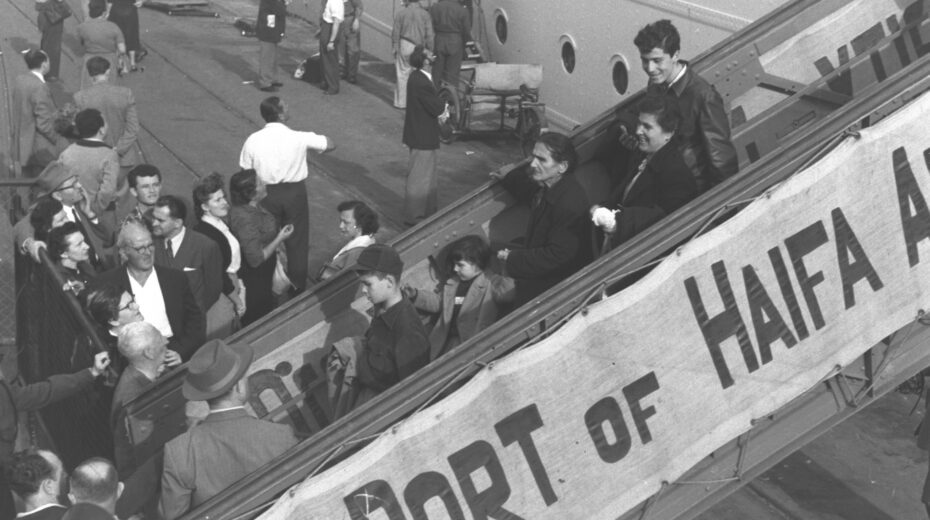 New immigrants from Egypt and Hungary disembark the S.S. Israel in the port of Haifa, December 4, 1956. Photo: Moshe Pridan/GPO