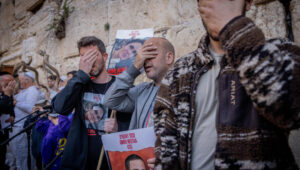 Prayer at the Western Wall for the release of the hostages. Photo: Chaim Goldberg/Flash90