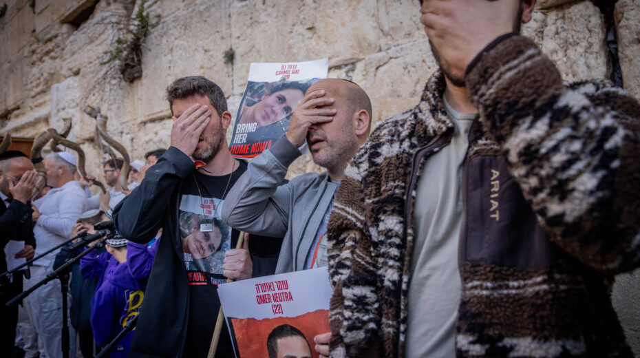 Prayer at the Western Wall for the release of the hostages. Photo: Chaim Goldberg/Flash90