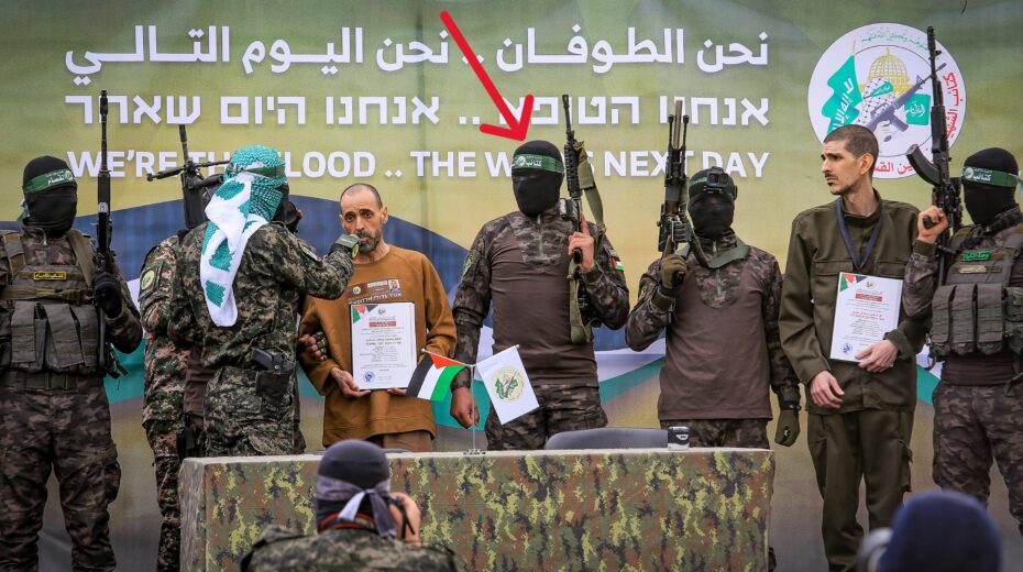 The Al-Qassam Brigades handed over Israeli hostages to the Red Cross in Deir al-Balah on February 8, 2025, as part of the ceasefire agreement between Israel and Hamas. The arrow marks the slain Nukhba terrorist. Photo: Abed Rahim Khatib/Flash90