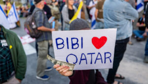 Anti-Netanyahu protesters accuse the prime minister of being influenced by Qatar. Photo by Yonatan Sindel/Flash90